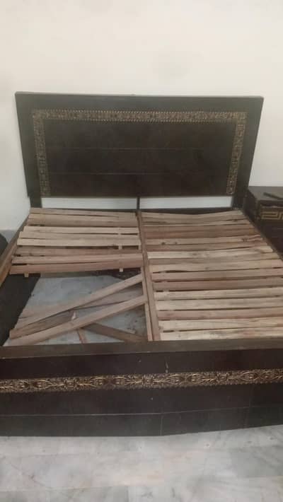 urgnt sale wooden bed 03104890777