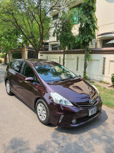 Toyota Prius Alpha 2014