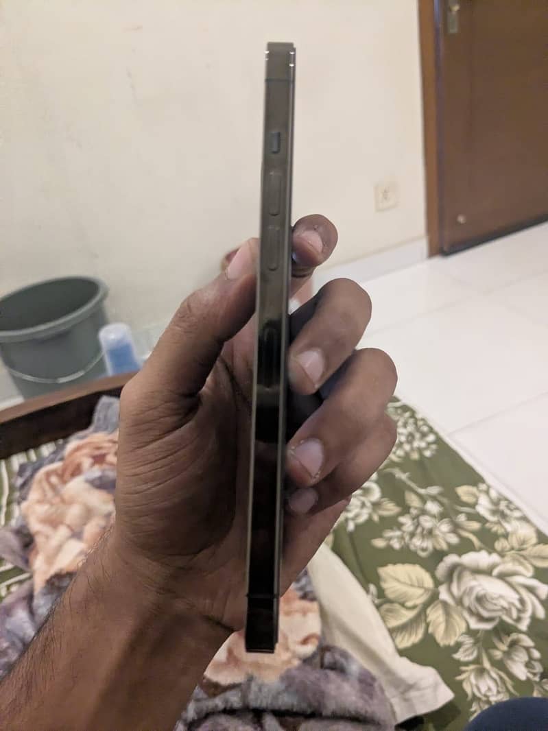 Apple iPhone 12 Pro Max 4