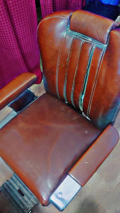 salon 3 chairs  good condition just buy and use lahor gulbarg