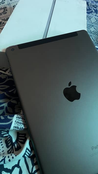 Ipad 7th generation 10/10 with box charger