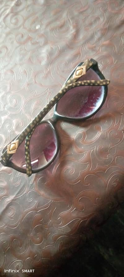 chica loca sunglass woman