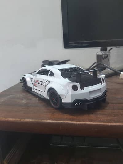 Nissan gtr r35 die cast model