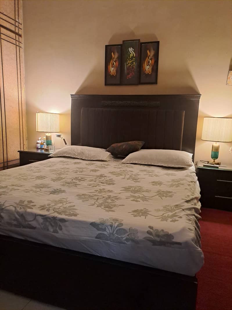 Bed queen size 0