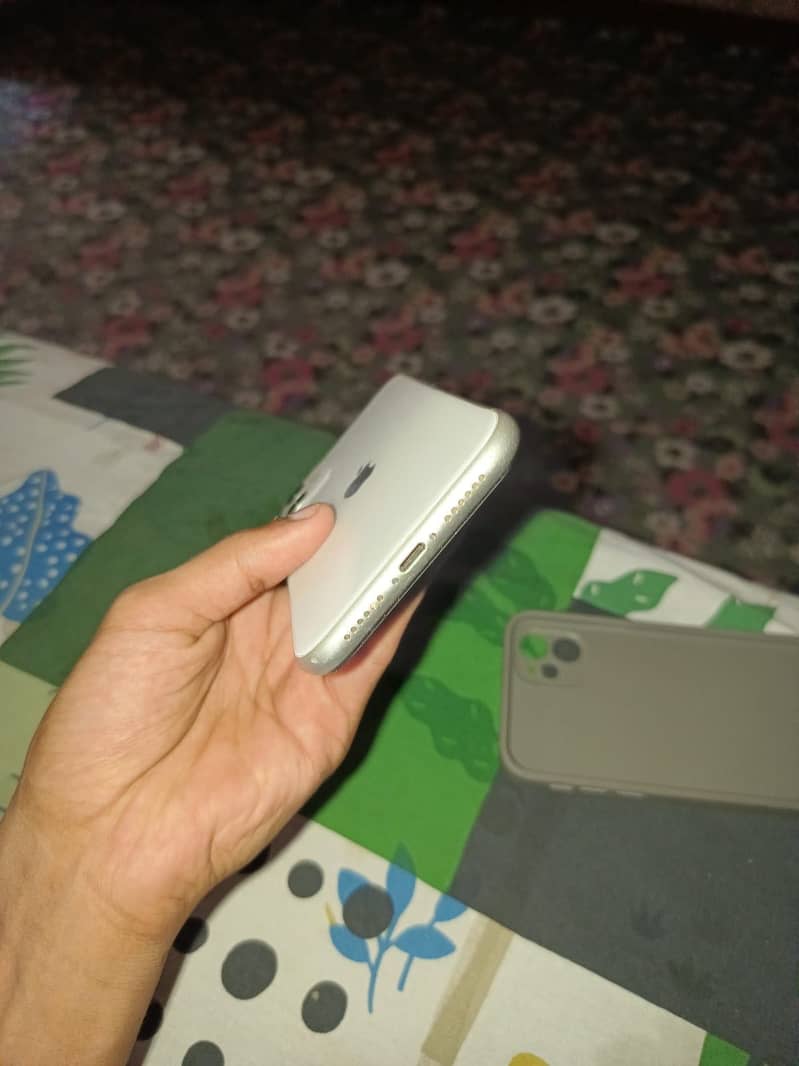 Apple iPhone 11 0