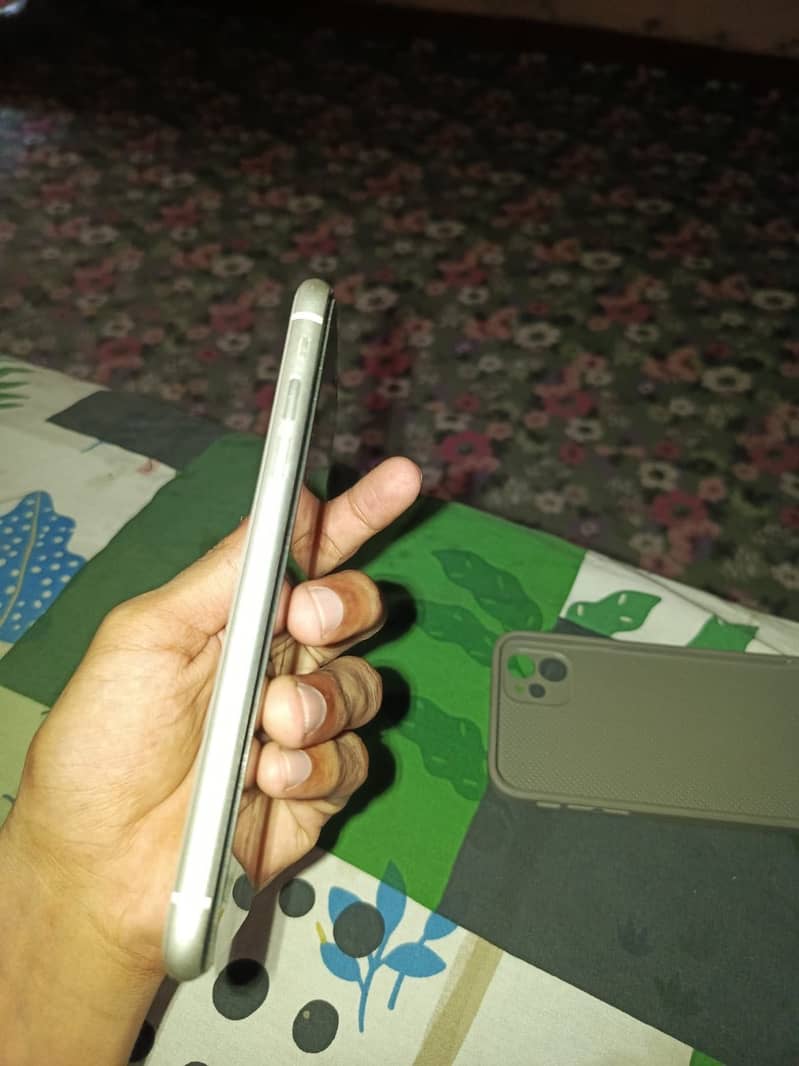 Apple iPhone 11 3