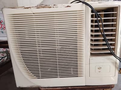 ac in running condition no gas filling required just plug and chill.