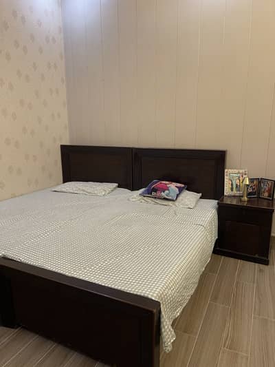 2 singles beds with one side table