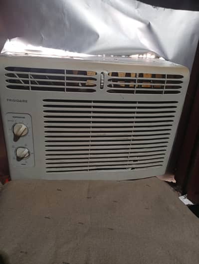 windo AC Japanese ha 0.5 ton  bohat Kamal cooling ha