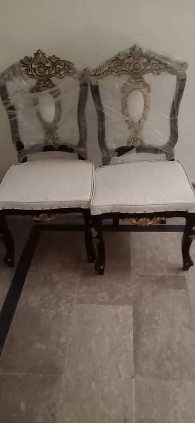 I am a selling my new dining table