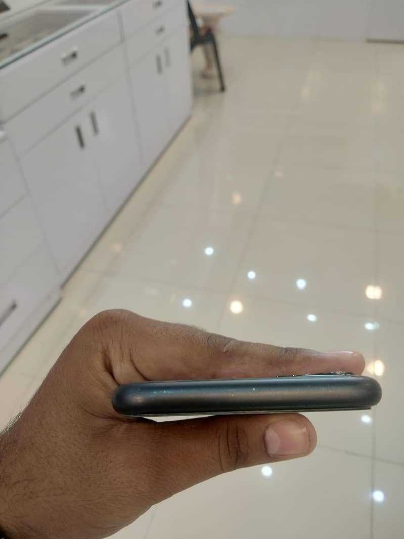 Apple iPhone 11 4