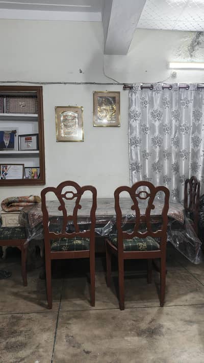 Dinning Table Set complete with 6 chairs Price 30000