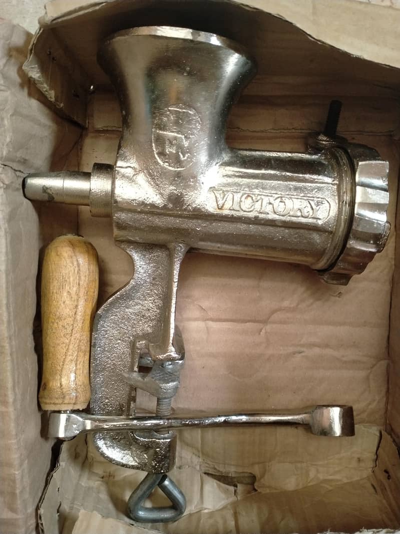 Hand Qeema Machine 0