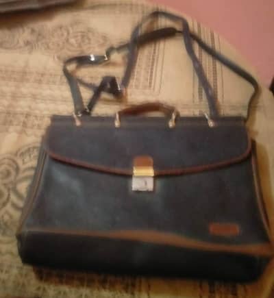 3 Bags hain ek leather ka ka Ad read kren