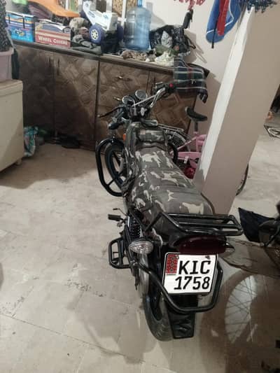 Suzuki GS 150. Black