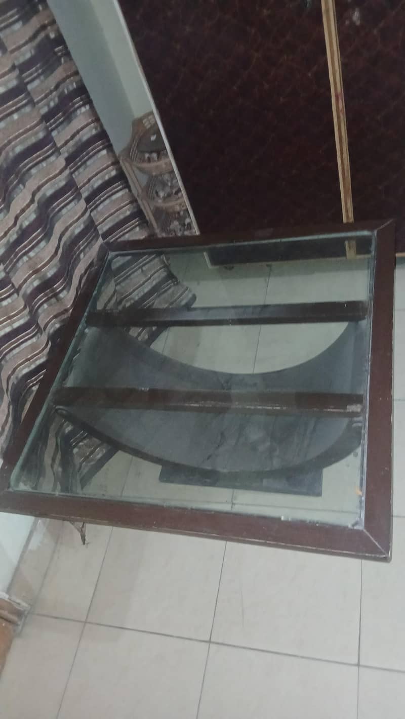 DINING TABLE NEAT CONDITION 0