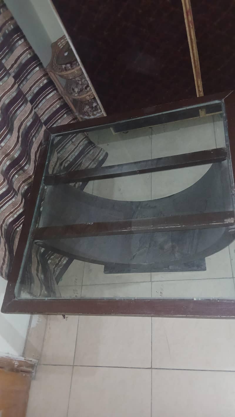 DINING TABLE NEAT CONDITION 3