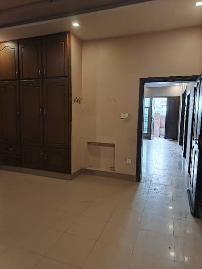 8 Marla Building Available For Commercial Purpose (School Academy Call Centre Etc)