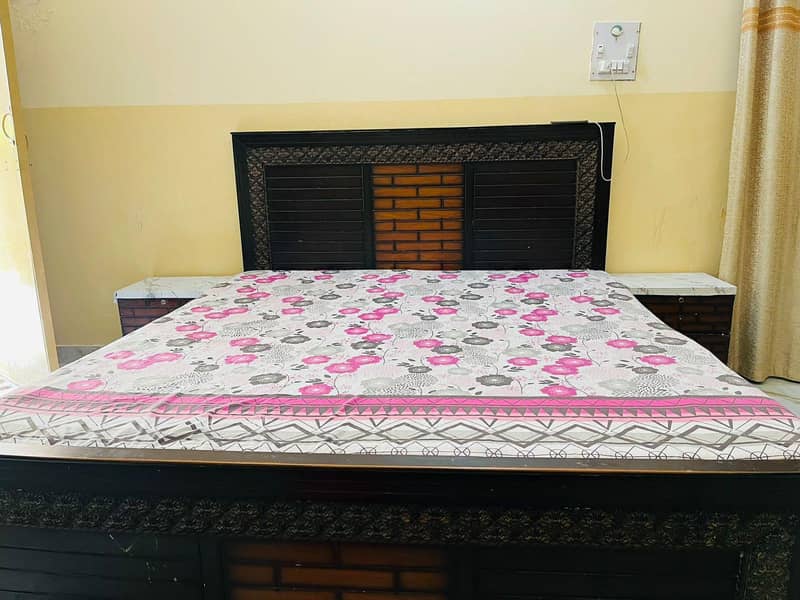 King size bed 0