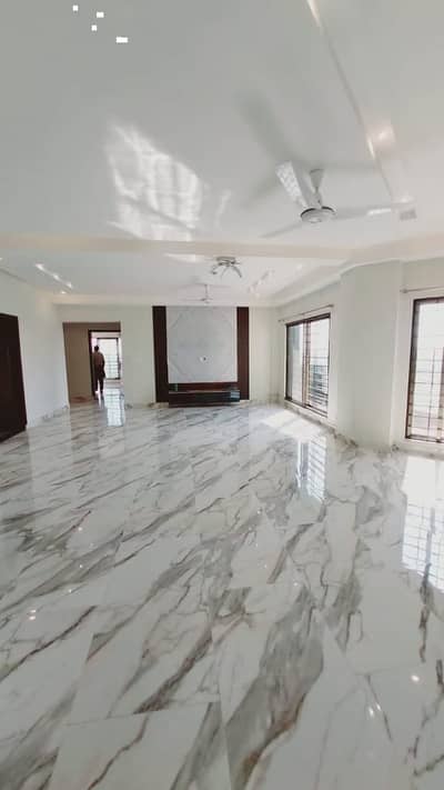 12 MARLA 4 BEDROOM NEW APARTMENT AVAILABLE FOR SALE