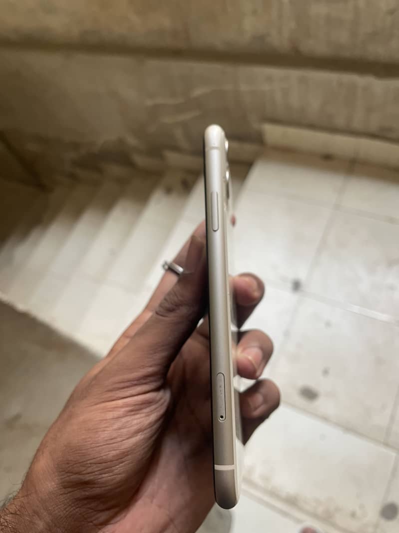 Apple iPhone 11 4