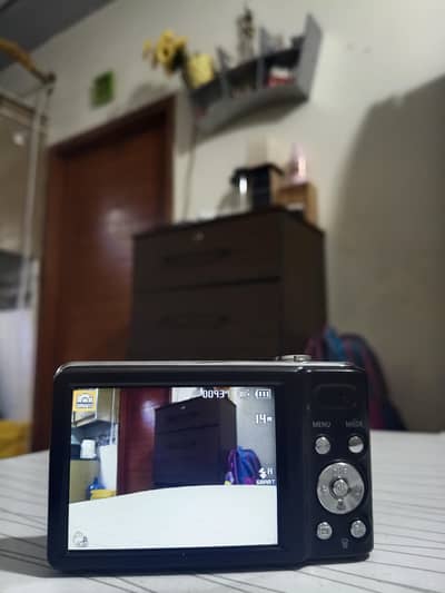 Samsung 14.2 Mega Pixels digital camera
