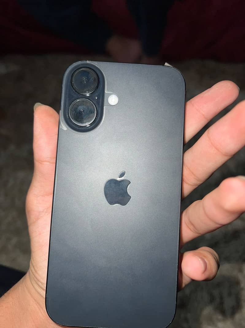 Apple iPhone 16 2