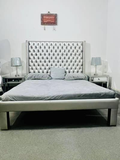 Bedset with side tables and dressing table, All Detail of description