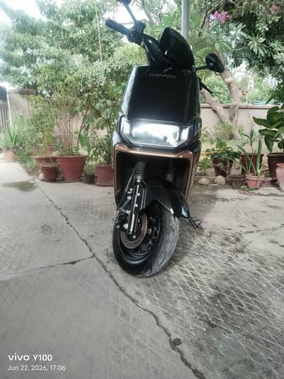 Revoo A12,2025