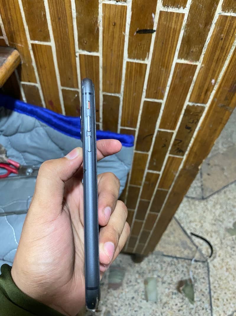 Apple iPhone 11 4