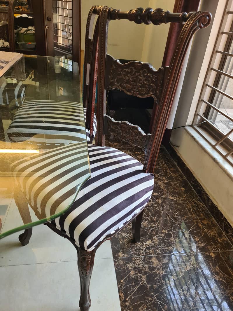 ​"Solid 6-Seater Dining Table - Well Maintained & Clean" 5
