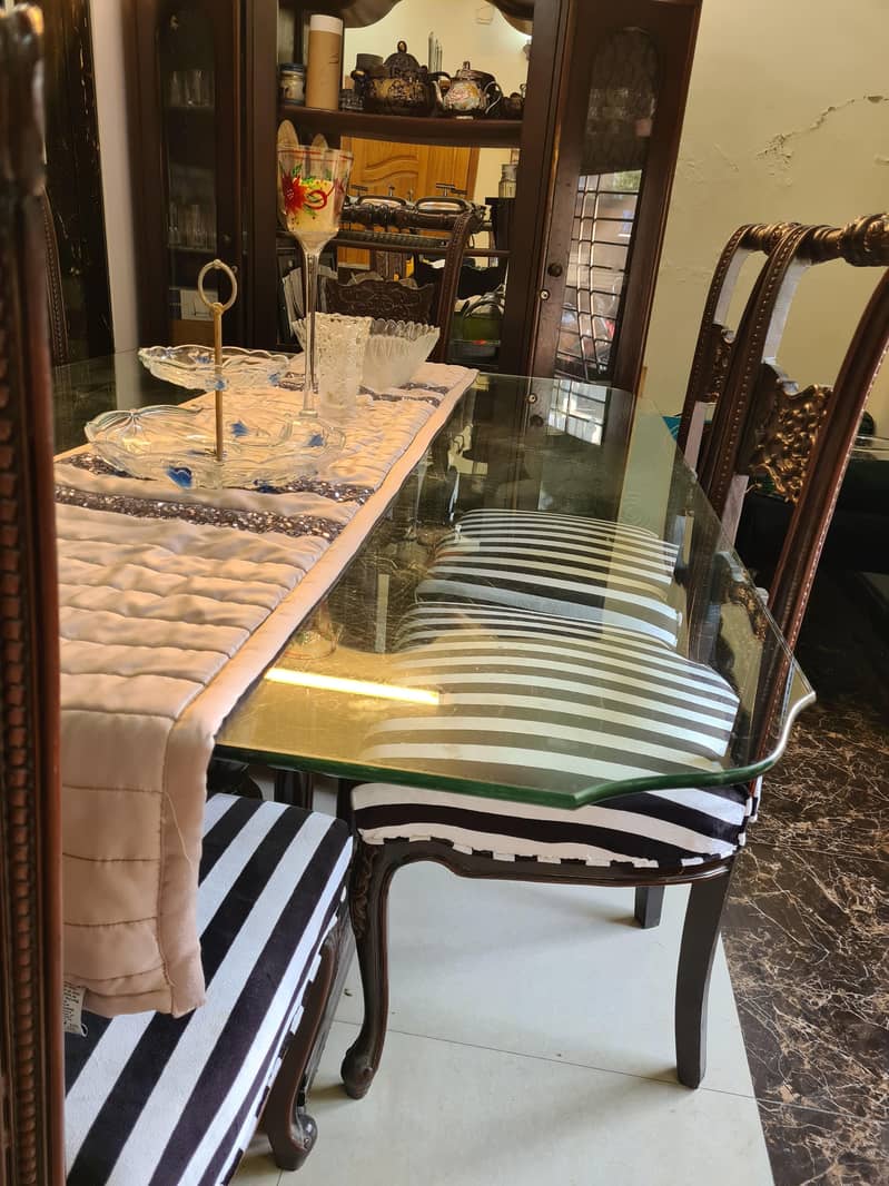 ​"Solid 6-Seater Dining Table - Well Maintained & Clean" 6