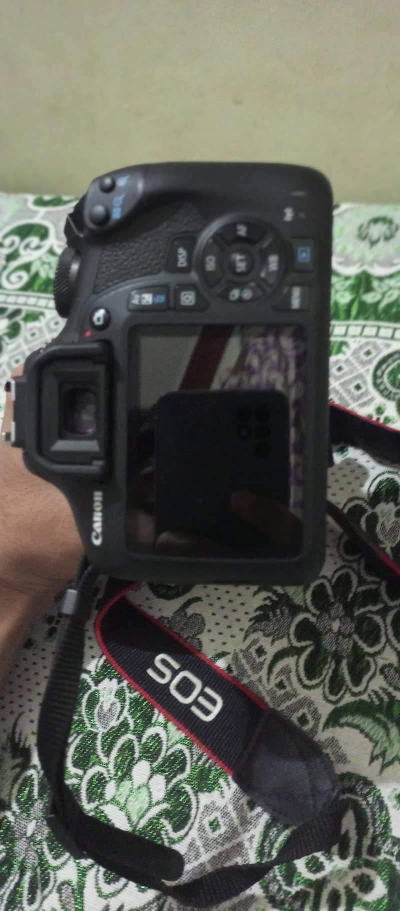 Canon EOS 2000D 1