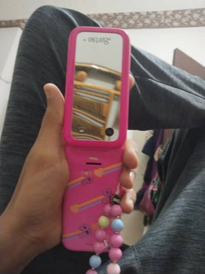 HMD Barbie phone box open
