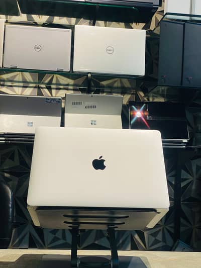 Apple MacBook Pro 2017 i7 | 16/256 | Retina Display | COD Available