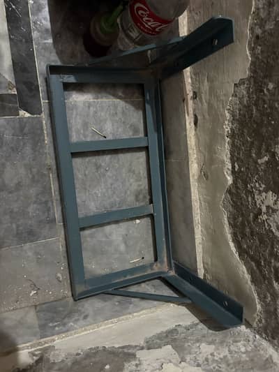Battery stand