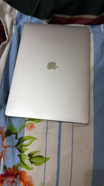 MacBook pro 2017 1tb 16gb