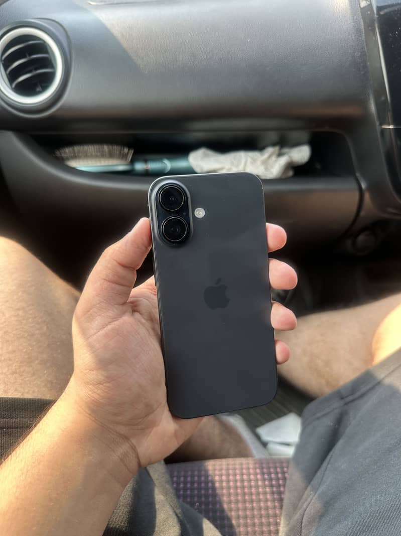 Apple iPhone 16 3