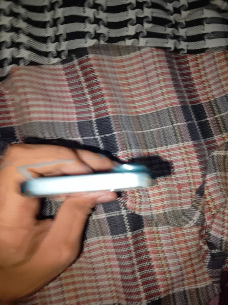 Apple iPhone 16 4