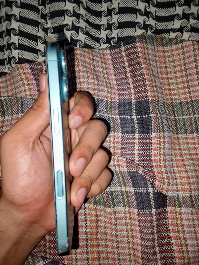 Apple iPhone 16 6