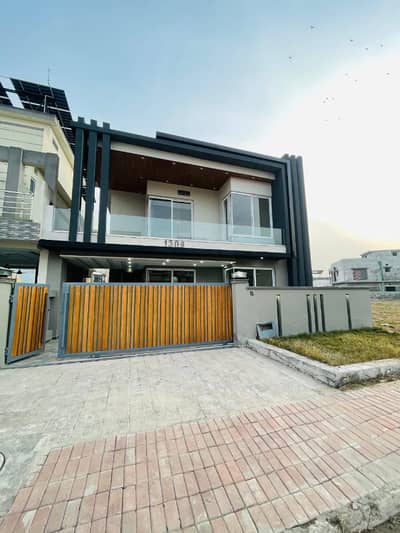 10 M 5 Beds double storey house in Askari 12 for rent