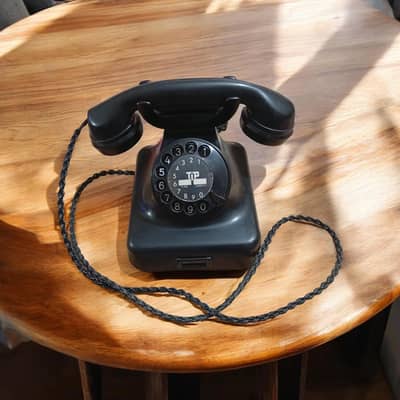 black Vintage Telephone – Classic Antique Phone