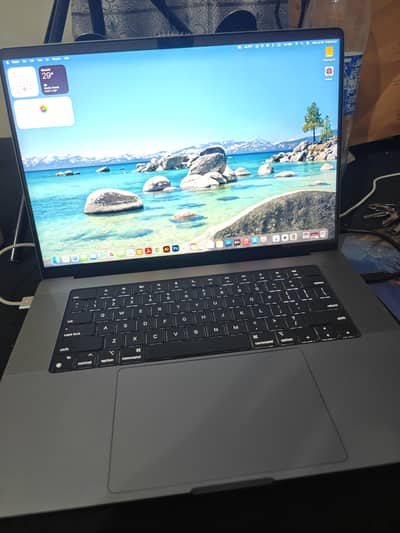 M1 Max laptop 16.2 inches screen 32gb, 1TB