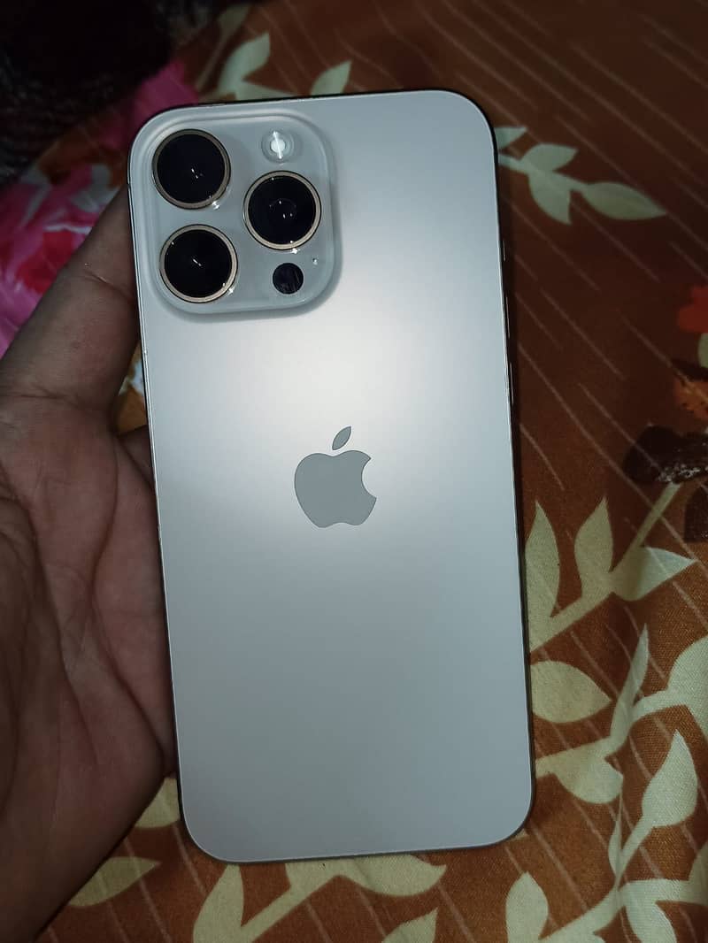 iPhone 16 Pro Max 4