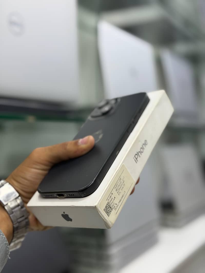 iPhone 15 4