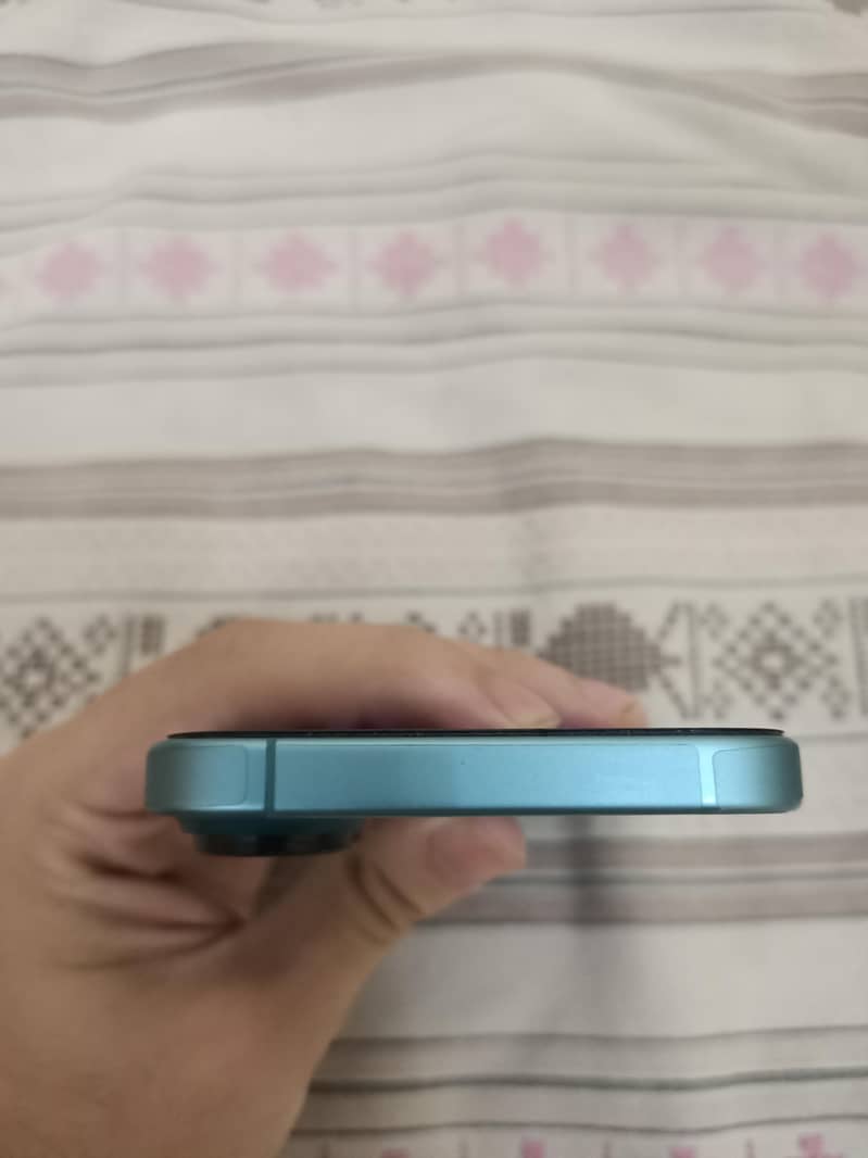 Apple iPhone 16 4