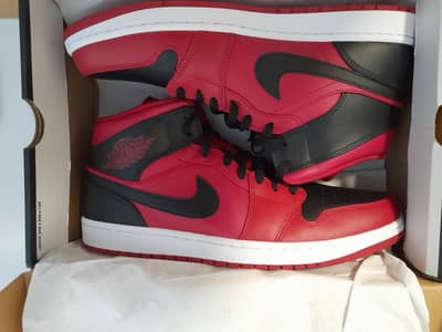 Air Jordan 1 Mid Reverse Bred