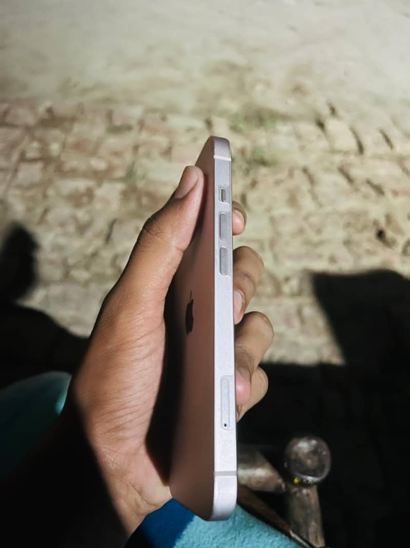 Apple iPhone 13 2