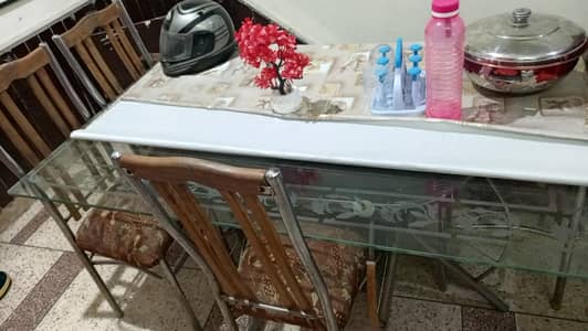bilkul saf ha new ki tra ha bsh 2 chairs ki set Hilti h bsh Baki al ok