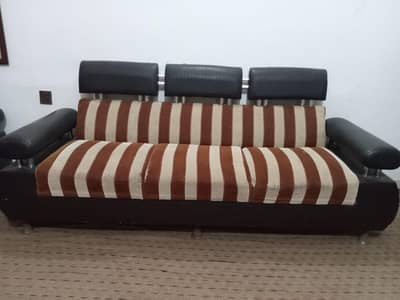 5 Seater very good condition luxurious look sofa set
